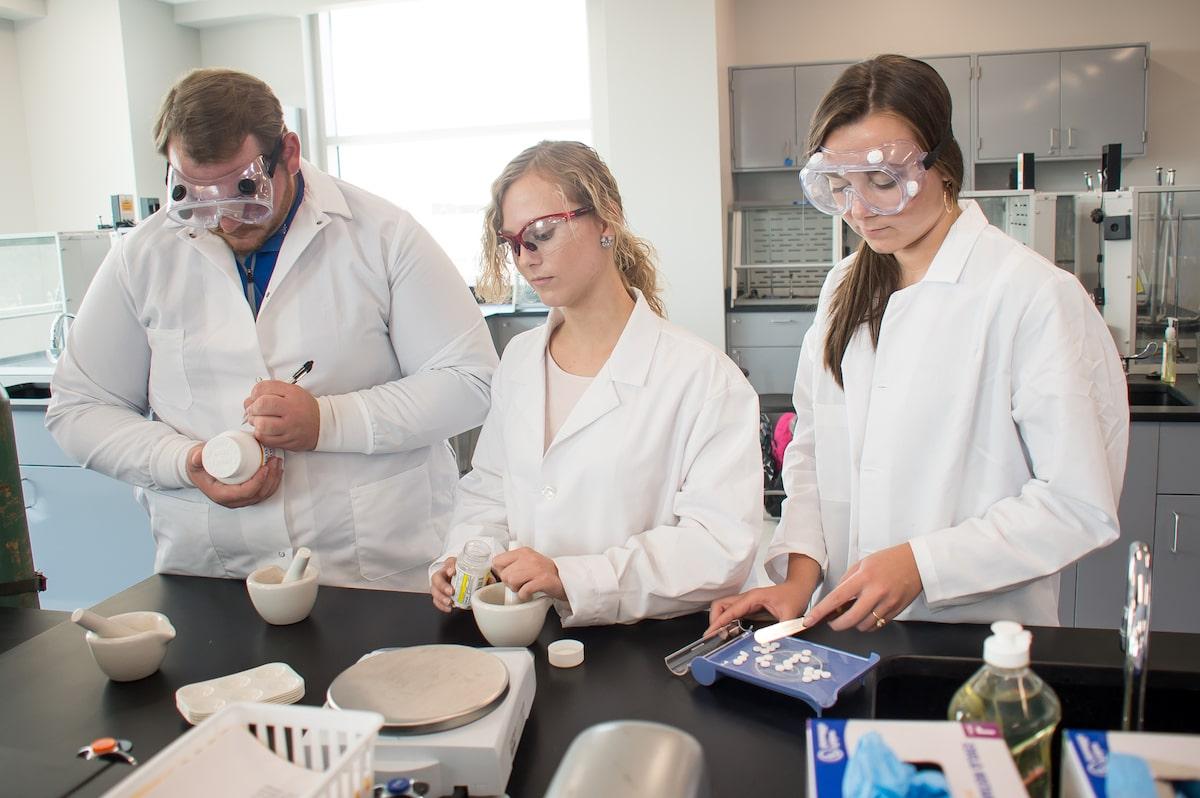 Medical majors putting pills into bottles